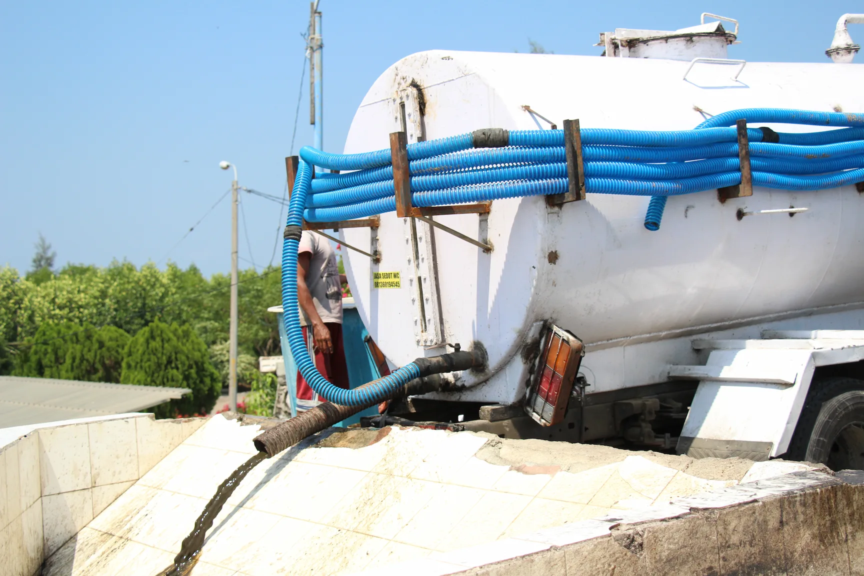 浄化槽から汲み取った汚泥を処理場に放出するバキュームカー